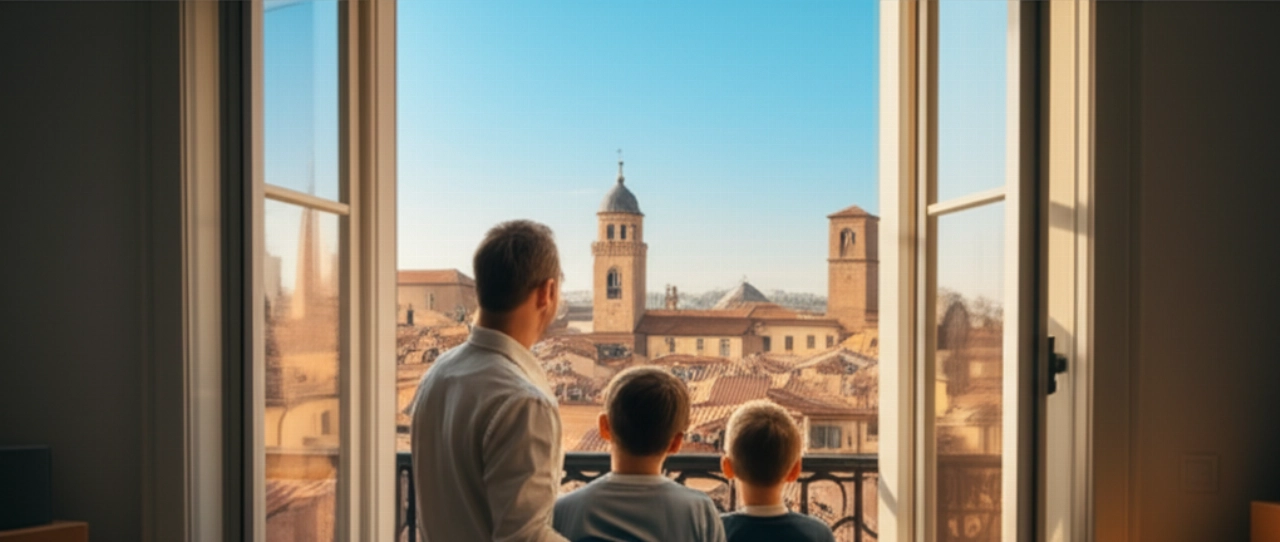 Famiglia caucasica felice che guarda il panorama di Pistoia dalla finestra della loro nuova casa.